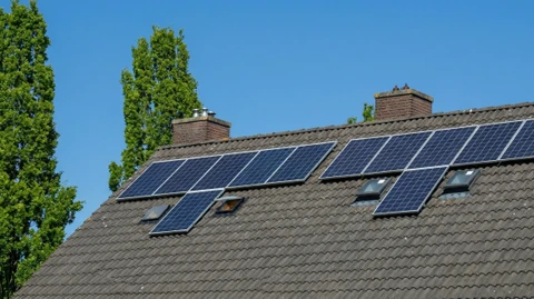 Toiture en tuiles grises avec installation de panneaux solaires photovoltaïques